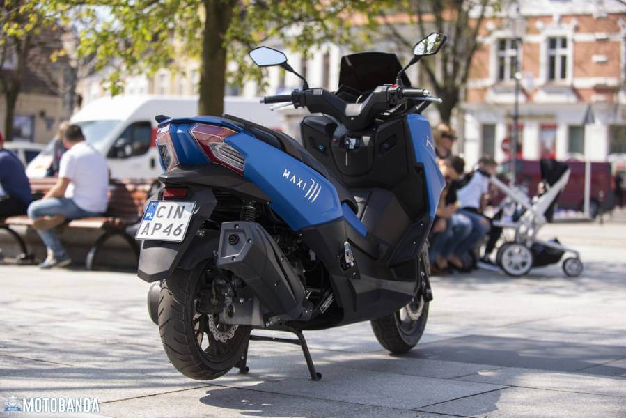 Łatwa jazda w mieście? Junak Maxi 711 – Maxi skuter w klasie 125 ccm