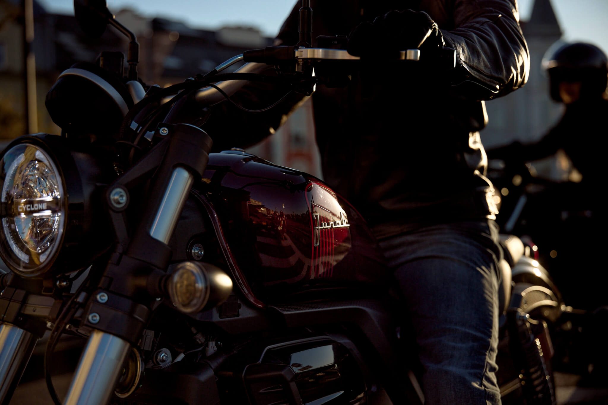 NIETYPOWY MOTOCYKLISTA NA JUNAKU M12 VINTAGE 400 – TEST W JESIENNO-ZIMOWYCH WARUNKACH
