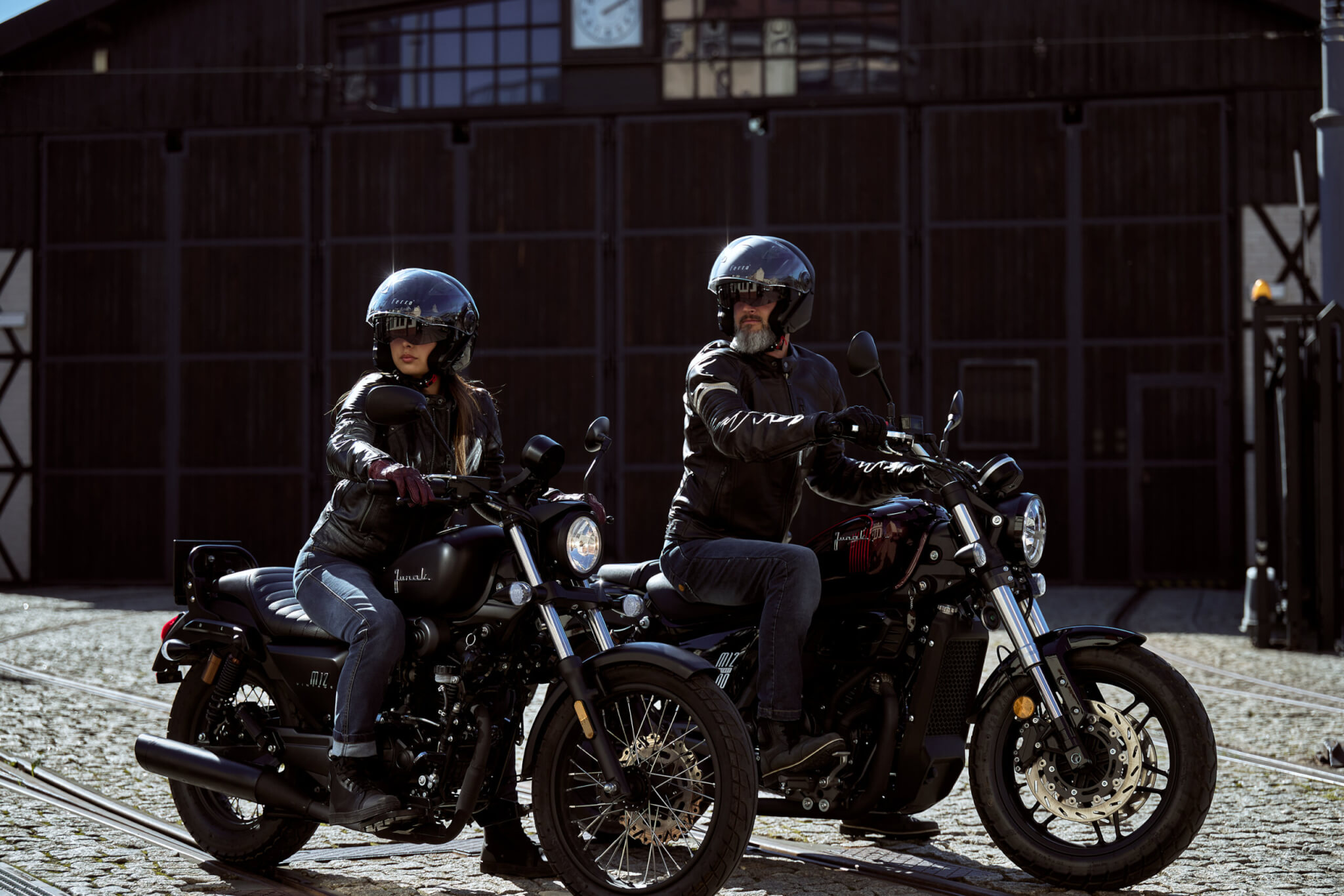 Współczesne oblicze motocyklowej klasyki – odkryj świat cruiserów i chopperów Junak